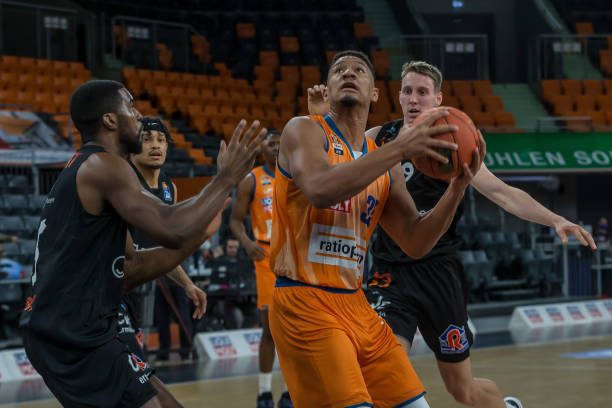 励当地社区 励当地社区